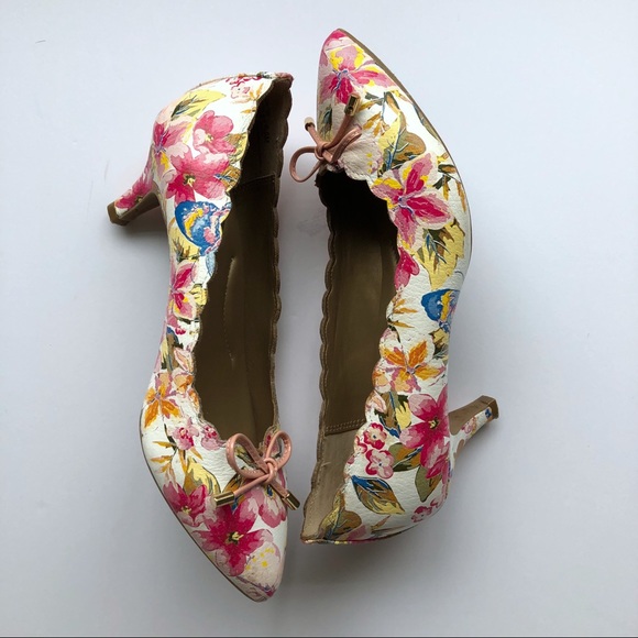 Me Too Caprice 6.5M Scallop Floral Pump  Z10 - Picture 1 of 7